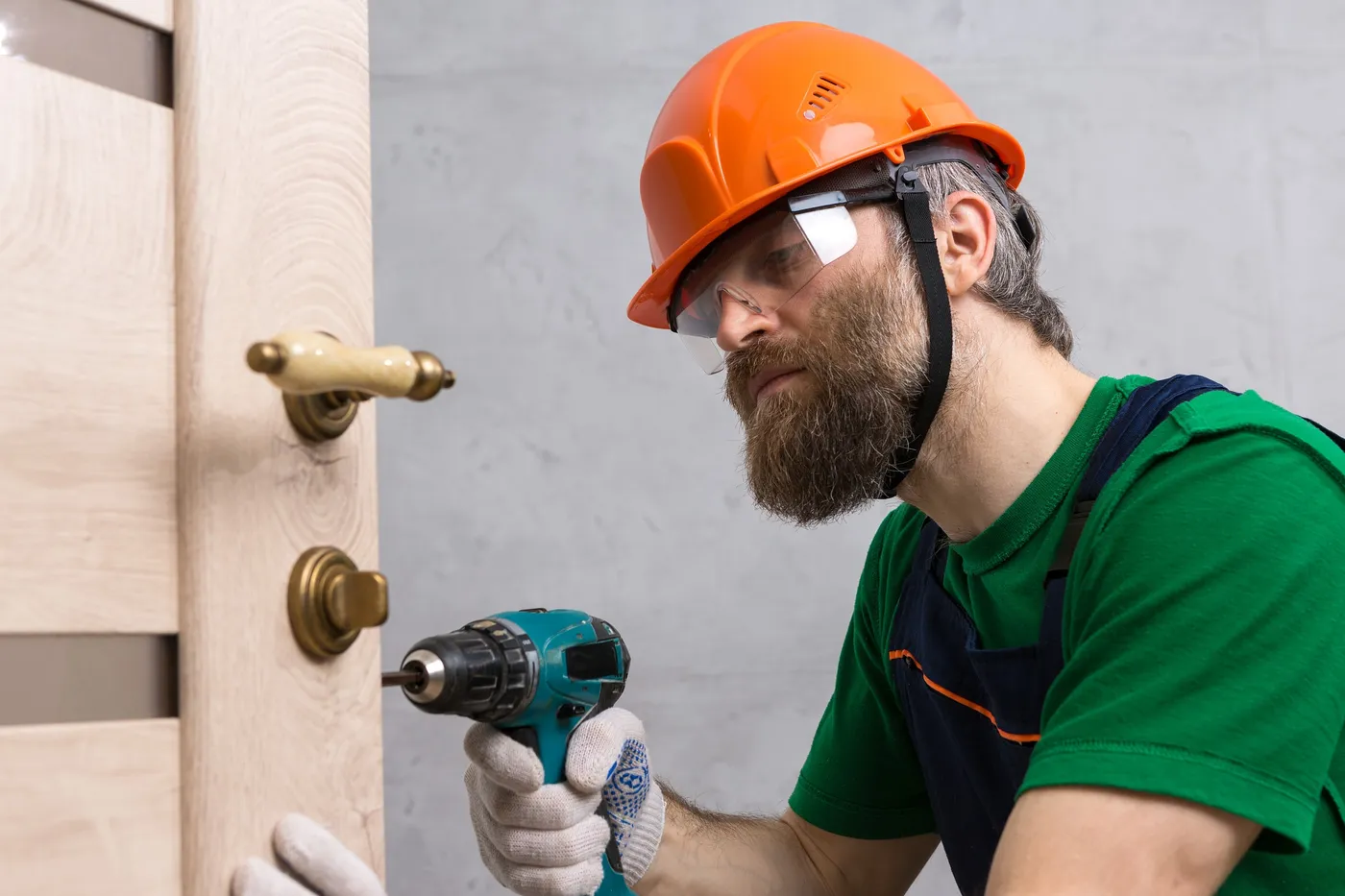 Renforcement d'une porte ancienne en bois à poignées laiton à Fontenay-aux-Roses